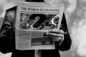 photo un homme lit un journal affichant "the world is changing"